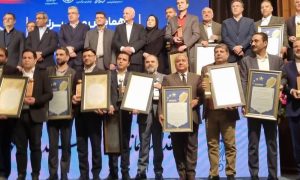 دریافت تندیس زرین جشنواره ویژند