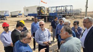 در گرمای ۵۰ درجه و آلودگی هوا ناشی از سوختن نیزارها؛ بازدید مدیرعامل شركت نفت و گاز اروندان از میدان آزادگان جنوبی/ پیگیری میدانی روند پروژههای افزایش تولید نفت در اروندان