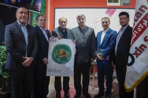 بازدید دکتر موالیزاده، استاندار خوزستان، به همراه جمعی از مدیران استان از غرفه فولاد اکسین خوزستان در نمایشگاه هفته دولت