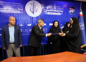 قدردانی از بانوان شاغل در حوزه حجاب برتر در مجتمع بندری امام خمینی(ره)