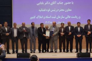 در راستای تثبیت مالکیت اراضی با اجرای قانون حدنگار و تک برگ کردن اسناد زراعی انجام شد؛ تحویل اسناد مالکیت نیشکر به مدیرعامل توسعه نیشکر