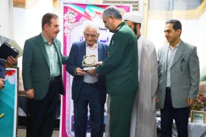 تجلیل از دکتر منصور رامی، رکورددار جهانی جراحی در دوران دفاع مقدس به مناسبت هفته بسیج
