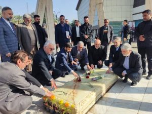 وزیر فرهنگ و ارشاد اسلامی به مقام شهدا در اهواز ادای احترام کرد