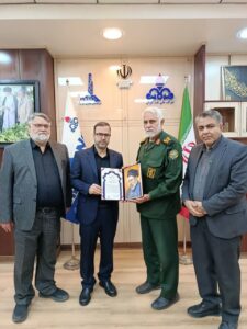 به پاس تلاش در راستای تحقق اهداف بنیاد حفظ آثار و نشر ارزش های دفاع مقدس/   اهدا لوح تقدیر به مدیرعامل شرکت ملی حفاری ایران