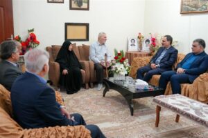 دیدار مدیرعامل نفت‌خیز جنوب با خانواده شهیدان طیبی و منتظری