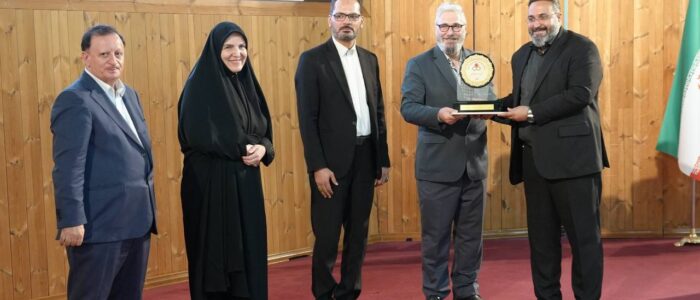 اهدای نشان عالی مسئولیت اجتماعی ارتباط‌محور به روابط عمومی شرکت فولاد اکسین خوزستان