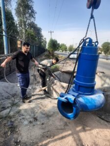 نصب و راه‌اندازی پمپ در ایستگاه‌های هدایت و دفع فاضلاب اهواز برای آمادگی در برابر بارندگی‌های پیش‌رو